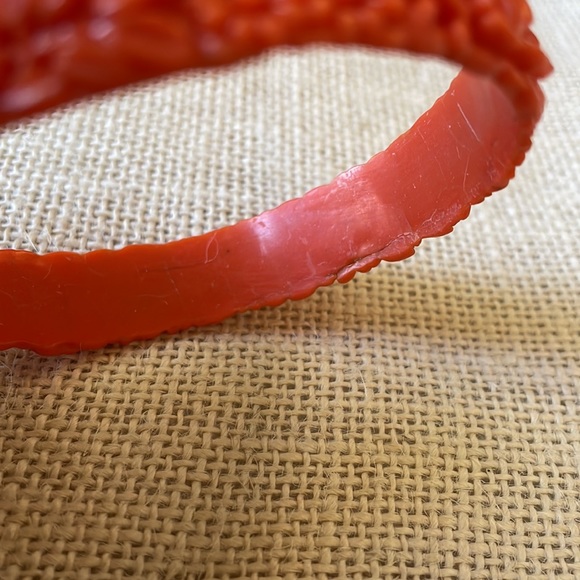 VTG carved celluloid coral color floral bangle - Picture 6 of 8
